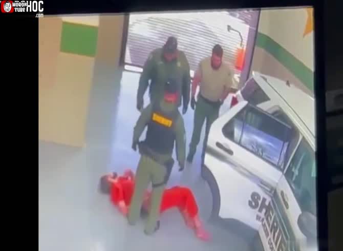 Video :After being punished by being placed in the prison kitchen freezer, the inmate freezes to death